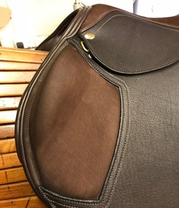 Alforjas de Cuero Negro Resistentes con Diseño Personalizado para Jinete, Construcción Robusta y Ajuste Cómodo - Product Image 1