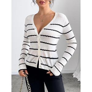 Cárdigan informal largo a rayas con cuello en V y botones de encaje para mujer - Product Image 1