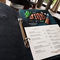 Couverture de menu en cuir A5 avec mécanisme de reliure à anneaux avec gaufrage porte-dossier de menu de restaurant ALM-0043 d'hôtel