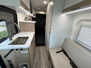 Autocaravana Sprinter |   4x4 Todoterreno |   RV Todoterreno 4x4 con Volante a la Derecha |   Moderno Solar de Aluminio para 4 Personas - Product Image 3