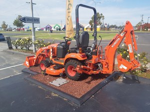 Tracteur utilitaire diesel Kubota BX23S 4x4 avec chargeur, pelle rétrocaveuse, prise de force hydraulique, godet à attache rapide, faible nombre d'heures, idéal pour l'agriculture et l'aménagement paysager - Product Image 5