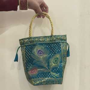 Pochette de soirée de luxe en soie Banarasi avec fil de paon, sac à main élégant en satin de coton orné de perles et de pierres, porte-monnaie tendance - Product Image 6