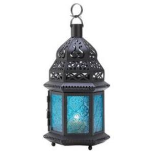 Petite lanterne en fer avec des découpes métalliques complexes et un charme compact de style vintage pour les accents de décoration de mariage rustique - Product Image 5