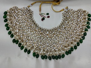 Ensemble de collier de mariée en perles Kundan avec boucles d'oreilles en perles vertes Maang Tikka Bijoux de mariage indiens - Product Image 2