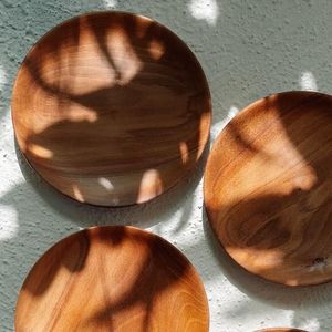 Plato de madera hecho a mano para decoración de mesa rústica - Product Image 4