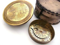 Boussole solaire vintage en laiton avec étui en cuir - Mary Rose 1511-1545 gravée, objet de collection nautique et cadeau, pointeur extérieur durable