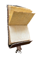 Cahier cousu latéral à couverture rigide en cuir véritable gaufré avec belle conception de cœur avec papiers d'art en laiton antique C-Lock et Deckle