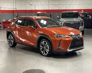 Lexus UX 200 SUV 2022 Usado, Negro, Tracción Delantera, Volante a la Derecha/Izquierda - Product Image 2