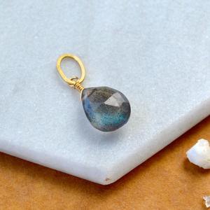 Colgante de Labradorita en Forma de Lágrima, Piedra Preciosa con Destello Gris, Chapado en Oro, Joyería Delicada Hecha a Mano para Mujer - Product Image 1