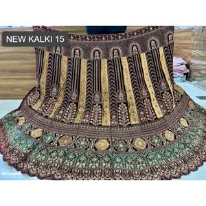 Lehenga de terciopelo glorioso con trabajo pesado de Jarkan, estilo de pasta de corte Rajwadi, lata doble de Choli largo y borde de cuatro lados Dupatta - Product Image 1