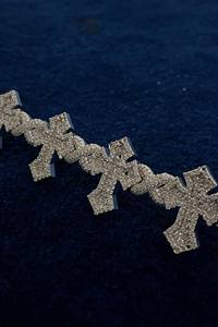 Pulsera de cruz estilo hip hop con incrustaciones de moissanita incolora personalizada en plata de ley 925, proveedor de joyería brillante de la India - Product Image 2