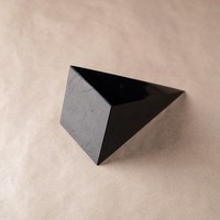 Pyramide haute en shungite polie de 3,1 pouces (80 mm)