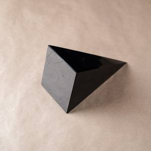 Pirámide alta de shungita pulida de 3.1 pulgadas (80 mm) - Product Image 6