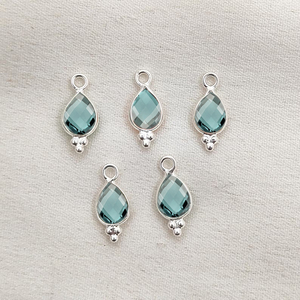 Charmes en argent sterling 925 sertis de pierres d'aquamarine naturelle en forme de poire, faits à la main, taille briolette, pour la fabrication de bijoux en gros - Product Image 2