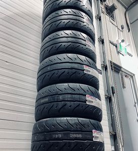 Pneus de voiture radiaux d'occasion de haute qualité 225/45ZR17 avec garantie de 2 ans - Prêts pour l'exportation en gros - Product Image 1