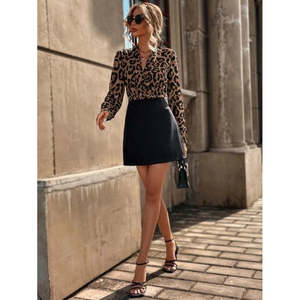 Vestido Mini de Crepé Importado con Escote Cruzado y Manga Larga para Mujer, Modelo 30169 - Negro - Product Image 4