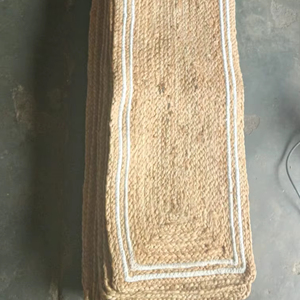 Chemin de table moderne et écologique, personnalisable, à motifs floraux, en jute et en coton, tressé à la main - Product Image 1