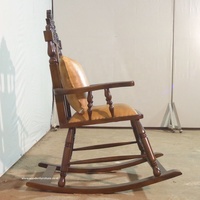 Chaise à bascule antique en bois de teck pour grand-père tapissée en cuir synthétique fonction de mobilier de salon et de chambre à coucher