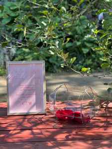 Boîte à bijoux en verre de forme carrée à bord incurvé avec cadre en métal doré, parfaite pour ranger les bagues, les colliers et les accessoires fins - Product Image 5