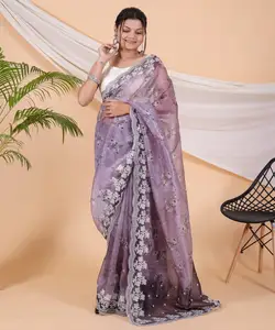 Embrassez la sérénité de la nature avec des saris verts offrant un look frais et rajeunissant designer nouvelle arrivée saree multi travaillé