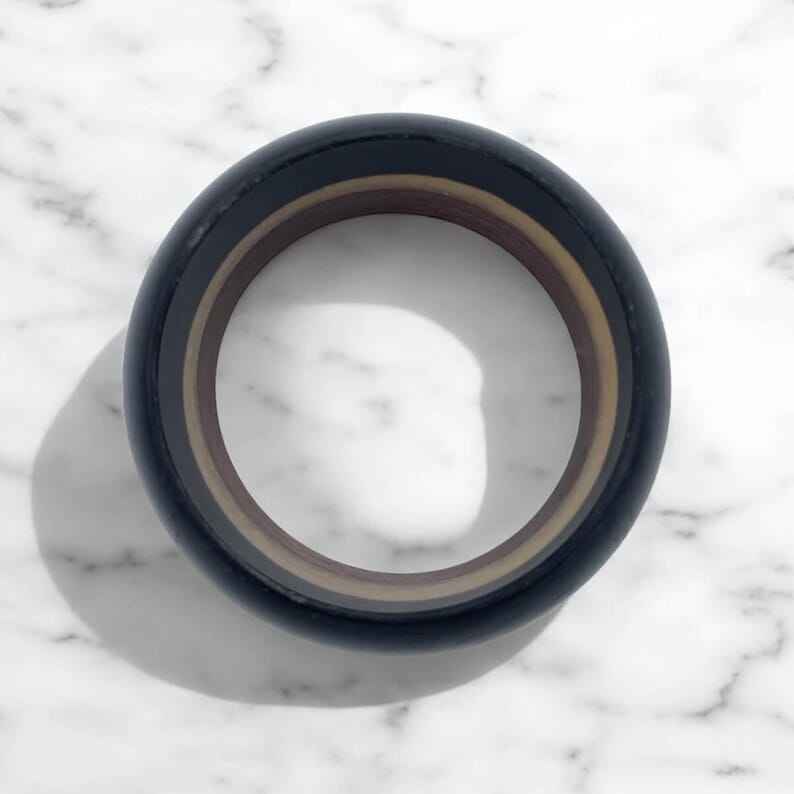 สีดำและสีเงิน