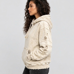 Sweat à capuche oversize tendance pour femme avec accents usés, lavage vintage, texture douce et coupe décontractée pour un look quotidien décontracté - Product Image 2