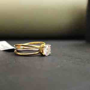 Anillo de Compromiso Exclusivo de Tres Hileras de Moissanita con Corte Redondo en Oro Amarillo y Plata de Ley 925, Certificado IGI, Estilo Moderno - Product Image 4