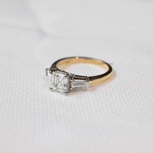 Asscher Cut Moissanite 1.25 Carat Bague à trois pierres avec pierres latérales coupées baguette et bande droite de 2.0mm Cadeau de mariage pour elle - Product Image 3
