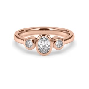 Bague de fiançailles ovale en diamants de laboratoire faits main Petite Trilogy F-VS2, pour cérémonie de mariage, en or massif 14 carats, sertissage Trilogy - Product Image 2