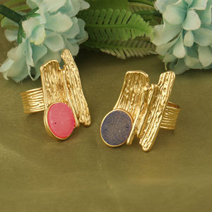 Anillo ajustable de ágata natural bohemia con cristal de azúcar, latón macizo chapado en oro de 18k, textura metálica, diseño artesanal, anillo abierto - Product Image 1