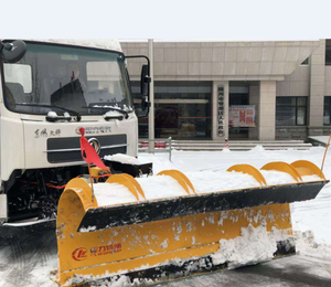Camión Quitanieves DONGFENG 4*2 Nuevo Manual Euro 5 con Pala Quitanieves de 8-12m3 para Salinización y Derretimiento de Nieve en Oferta - Product Image 3