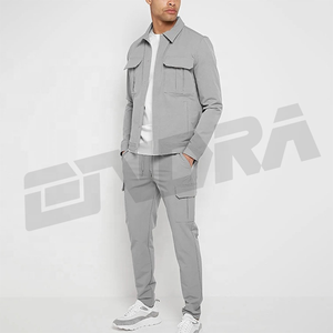 Ensemble de jogging durable avec logo personnalisé pour homme Survêtement cargo tendance avec tissu écologique Coupe moderne Style inspiré de la mode - Product Image 1