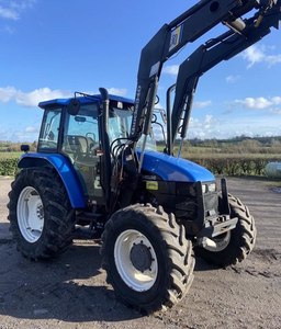 Tracteur agricole à roues New Holland de haute qualité, 70 ch, 4 roues motrices. - Product Image 5