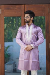 พิเศษสําหรับผู้ชาย EID ออกแบบงานปักผ้าไหม Punjabi Kurta Payjama ในราคาถูกที่สุดในตลาดขายส่ง - Product Image 4