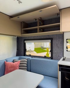 Mini Caravana YORULMAZ Assos 390, Remolque de Viaje para 2 Personas, Aluminio Ligero, Diseño Moderno, Serigrafía, Exterior Negro - Product Image 6