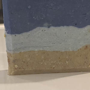 Jabón Sólido Artesanal de 4oz Beach Please, Blanqueador, con Fragancia a Algas Marinas, Diseño Ovalado, con Manteca de Karité, Aceite de Oliva y Leche - Product Image 1