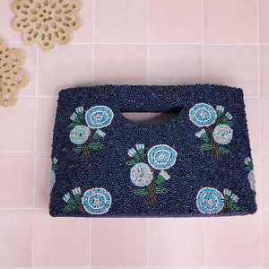 กระเป๋าสะพายไหล่ลายปักหนาพร้อมสายเข็มขัด - Product Image 1