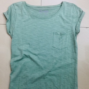 เสื้อยืดลำลองแขนสั้นสำหรับผู้หญิงขนาดใหญ่พิเศษคอกลมสีพื้นระบายอากาศได้ดีผ้าฟอยล์โลโก้ - Product Image 2