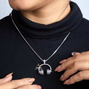 Collier pendentif casque glacé en or blanc 10kt bijoux Hip Hop avec breloque en argent diamants de laboratoire ronds et brillants - Product Image 6