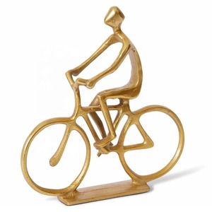 Objet de table sculptural aux fruits et poires dorées Accent décoratif élégant pour la décoration de maison et de table à manger de luxe moderne d'Inde - Product Image 6