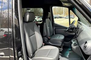 รถตู้โดยสาร Mercedes-Benz Sprinter 2500 ปี 2023 รุ่น 144 นิ้ว แบบ 3 ประตู สภาพดี ใช้งานน้อย พร้อมเครื่องยนต์กำลังสูง - Product Image 2