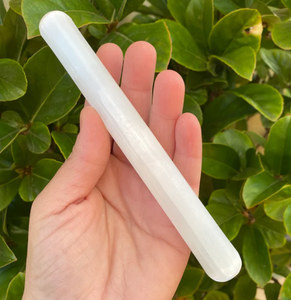 ไม้นวด Selenite มีด้านตรงและปลายกลมขัดไม้กายสิทธิ์ถูกออกแบบมาเพื่อใช้กับการนวดบำบัด - Product Image 1