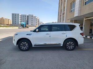 SUV d'occasion 2022, automatique, transmission intégrale, sièges en cuir, moteur 4.1-6L, régulateur de vitesse adaptatif, conduite à gauche, taille des pneus R18, toit ouvrant panoramique - Product Image 4