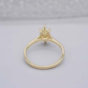 Bague de fiançailles en or jaune 10 carats certifiée IGI avec sertissage solitaire, ornée d'un diamant et d'une pierre principale en jade - Product Image 4