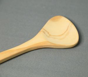 Cuillère de service en bois de hêtre naturel artisanal, ton miel, avec motif de grain unique et moucheté, ustensile de mélange ovale décoratif - Product Image 4