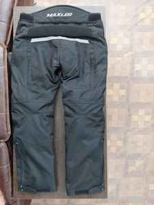 Pantalones textiles protectores para motocicleta diseñados para la comodidad diaria en el manejo, con construcción transpirable y armadura de nivel 1 CE. - Product Image 2