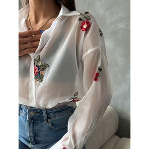 Chemisiers et chemises en organza brodés pour femmes, vente en gros - Product Image 3