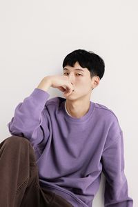 Sweat-shirt à manches longues violet pour homme, coupe ample, tissu en coton et polyester avec col bordé de côtes, épaules tombantes pour l'hiver - Product Image 4