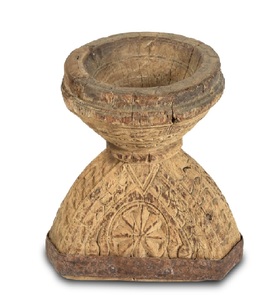 Bol sur piédestal en bois sculpté antique avec texture rustique, artisanat traditionnel, surface patinée - Product Image 4