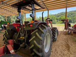Tractor agrícola utilitario diésel Massey Ferguson 4710 listo para trabajar, equipo agrícola 4x4 con cargador frontal, uso comercial de alta resistencia. - Product Image 5